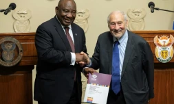 Le prix Nobel d'économie Joseph Stiglitz remet au président sud-africain Cyril Ramaphosa un rapport sur la "crise des inégalités", au Cap en Afrique du Sud le 4 novembre 2025