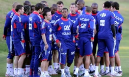 Le capitaine de l'équipe de France Patrice Evra (centre) réunit ses équipiers aprÚs un accrochage avec le sélectionneur Raymond Domenech, le 20 juin 2010 à Knysna en Afrique du Sud