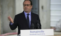 François Hollande lors de la visite d'un chantier à Romainville, en région parisienne, le 8 avril 2016