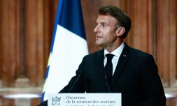 Le président français Emmanuel Macron (à droite) à la Sorbonne à Paris, le 25 août 2022