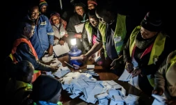 Dépouillement des bulletins dans un bureau de vote de Mbare, une banlieue d'Harare, le 30 juillet 2018