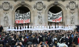 Des danseuses de l'Opéra de Paris en grève contre la réforme des retraites interprètent des passages du "Lac des cygnes" devant l'opéra Garnier le 24 décembre 2019