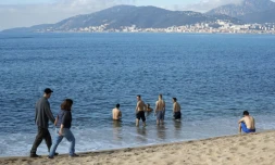 Plage de Corse avec une eau à 14 degrés celsius, pendant un week-end d'hiver chaleureux, le 18 février 2024 à Porticcio.