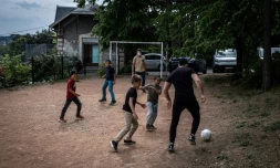 Des enfants et des éducateurs jouent au ballon à l'Etoile du Berger, une maison d'enfants placés, le 20 aril 2020 à La MulatiÚre, dans le RhÎne