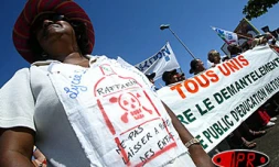 Mardi 27 mai 2003 -
25 000 personnes ont manifesté à Saint-Benoît contre les projets de réforme du gouvernement. Il s'agit de la plus grande manifestation jamais organisée à La Réunion