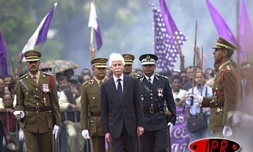 Mardi 30 septembre 2003.
Lors de la cérémonie d'investiture de Paul Bérenger au poste de Premier ministre de Maurice