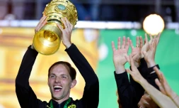 L'entraîneur de Dortmund Thomas Tuchel brandit le trophée après la victoire face à Francfort en finale de la Coupe d'Allemagne, le 27 mai 2017 à Berlin