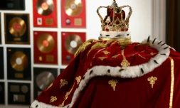 La couronne et la cape portées par Freddie Mercury lors de sa tournée "Magic" avec Queen en 1986, photographiées lors d'une présentation à la presse à Londres le 3 août 2023 avant la vente aux enchÚres de Sotheby's