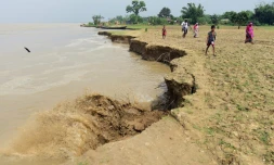 Des habitants de Rajshahi près de la rive érodée du fleuve Padma, le 5 septembre 2018 au Bangladesh