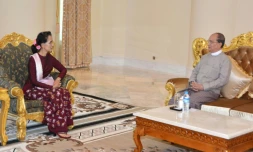 Photo publiée par Myanmar News Agency le 2 décembre 2015 du président birman Thein Sein (d) et de la dirigeante démocrate Aung San Suu Kyi à Naypyidaw 