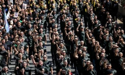 Des partisans chiites libanais du Hezbollah participent à une cérémonie au plus fort de l'Achoura, une période de 10 jours commémorant le meurtre au septième siècle du petit-fils du prophète Mahomet, l'imam Hussein, dans la banlieue sud de Beyrouth, le 6 juillet 2025