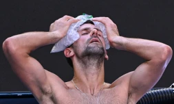 Le Serbe Novak Djokovic se rafraßchit entre deux jeux lors du quart de finale de l'Open d'Australie contre l'Américain Taylor Fritz le 23 janvier 2024 à Melbourne