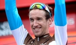 Le Français Alexandre Geniez (AG2R La Mondiale/g) savoure sur le podium sa vicoitoire dans la 12 étape de la Vuelta, le 6 septembre 2018 à Mañón