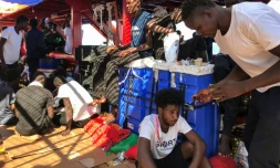 A bord de l'Ocean Viking qui tourne au ralenti dans le canal de Sicile dans l'attente d'un port oĂč dĂ©barquer les 356 rescapĂ©s, recueillis en MĂ©diterranĂ©e, qui se trouvent Ă bord, le 20 aoĂ»t 2019