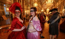 Deux participantes aux Fêtes galantes données au château de Versailles, le 28 mai 2018