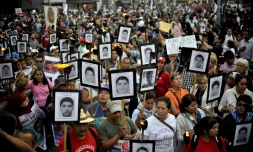 Les portraits d'étudiants disparus brandis par leurs proches lors d'une marche le 26 avril 2016 à Mexico