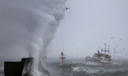 Un bateau de pĂȘche arrive au port de Plobannalec-Lesconil, alors que d'Ă©normes vagues et des vents violents frappent la cĂŽte lors du passage de la tempĂȘte Benjamin, le 22 octobre 2025 dans le FinistĂšre