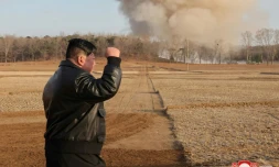 Le dirigeant nord-coréen Kim Jong Un observe des tirs de lance-roquettes "de trÚs grande taille", dans un lieu non confirmé en Corée du Nord, le 18 mars 2024