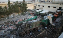 De l'aide humanitaire éparpillée à terre à Orum al-Kubra prÚs d'Alep, le 20 septembre 2016 au lendemain du raid aérien meurtrier contre un convoi humanitaire