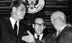 Le leader de l'Union soviétique Nikita Khrouchtchev (d) rencontre le président américain John Fitzgeral Kennedy (g) devant l'ambassade des Etats-Unis à Vienne, le 3 juin 1961 en Autriche