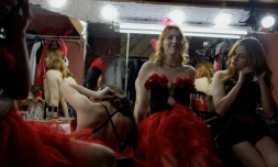 Lisa (c) et d'autres danseuses se préparent pour une représentation dans une loge du club de strip-tease "Flash Dancers", le 15 mai 2025 à Kharkiv, en Ukraine
