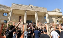 Des partisans du leader chiite Moqtada Sadr pénètrent dans l'ambassade de Suède à Bagdad, le 29 juin 2023 après qu'un Irakien a brûlé des pages d'un exemplaire du Coran à Stockholm