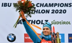 Le Français Emilien Jacquelin sur le podium après sa victoire dans la poursuite des Mondiaux de biathlon, le 16 février 2020 à Anterselva