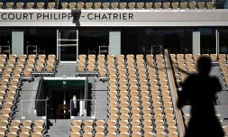 Un joueur pratique des échauffements sur le court Philippe Chatrier le 26 septembre 2020