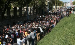 Des centaines de migrants en route vers la Hongrie le 4 septembre 2015 Ă Budapest