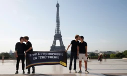 Des militants d'Amnesty s'embrassent devant la tour Eiffel à Paris dans le cadre d'une manifestation contre l'homophobie en Tchétchénie, le 29 mai 2017