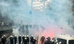 Des manifestants face aux forces de l'ordre pendant une manifestation contre les nouvelles mesures contre le Covid-19, à Bruxelles le 21 novembre 2021