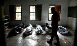 Des corps entreposés le 4 juin 2023 à l'intérieur d'un lycée servant de morgue provisoire à Bahanaga dans la commune de Basalore en Inde à la suite d'une catastrophe ferroviaire