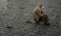 Un homme se recueille en mémoire des victimes du Covid le 29 mars 2021 à Prague