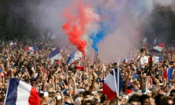 Les supporters français explosent de joie au Champ de Mars à Paris pour fêter la victoire des Bleus dans le Mondial, le 15 juillet 2018 