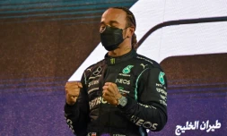 Le pilote de l'écurie Mercedes, le Britannique Lewis Hamilton, savoure sa victoire sur le podium du Grand Prix de Bahreïn, le 28 mars 2021 sur le circuit international de Sakhir