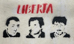 Un grafiti con la palabras "Libertad" y los rostros del comando del prefecto Erignac, Yvan Colonna (izq.), Alain Ferrandi (c) y Pierre Alessandri, fotografiado el 14 de marzo de 2022 en Bastia, en la isla francesa de CĂłrcega
