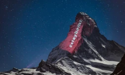 Le Cervin illuminé par l'artiste suisse Gerry Hofstetter "en signe d'espoir et de solidarité" face à la pandémie de Covid-19 le 1er avril 2020