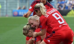 Les Lyonnaises fêtent le but d'Ada Hegerberg face à Wolfsburg en finale de la Ligue des champions, le 26 mai 2016 à Reggio Emilia