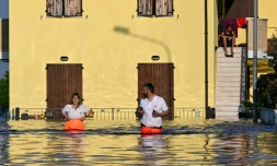 Des sauveteurs dans une rue inondée de Conselice, près de Ravenne, le 21 mai 2023, après que des inondations meurtrières ont frappé la région d'Émilie-Romagne, en Italie