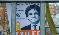 Le portrait de Carles Puigdemont sur une affiche accrochĂ©e Ă  la grille d'accĂšs de la prison de NeumĂŒnster oĂč l'ex-prĂ©sident catalan est dĂ©tenu, le 27 mars 2018 en Allemagne