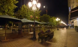 Des restaurants fermés en raison du couvre-feu sur l'avenue Habib-Bourguiba à Tunis, le 26 novembre 2015