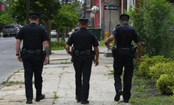 Les policiers Jose Delvalle, Luis Sanchez et Vidal Riverago en patrouille à pied à Camden dans le New Jersey, le 24 mai 2017