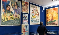 Des objets et des affiches de cinéma de la collection René Chateau exposés à Paris, le 7 avril 2026 avant leur vente aux enchères par la maison Millont, le 9 avril 2026