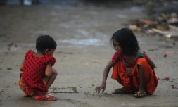Des enfants d'un bidonville du Bangladesh, le 23 mai 2011 à Dhaka