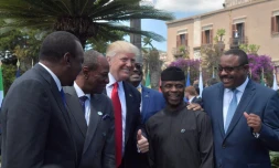 Donald Trump pose avec le président du Kenya Uhuru Kenyatta (g), le président guinéen Alpha Conde (2e g), le vice-président nigérian Yemi Osinbajo (2e d) et le Premier ministre Ethiopien Hailemariam Desalegn, le 27 mai 2017 à Taormina, en Sicile