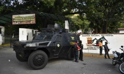 Des blindés devant la caserne de Cotiza, dans le nord de Caracas, où s'étaient réfugiés les insurgés, le 21 janvier 2019