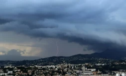 Des orages violents accompagnés de vents et de grêle frappent plusieurs régions