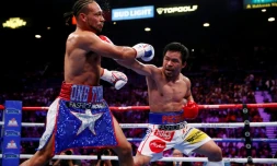 La légende philippine de la boxe Manny Pacquiao (d) face à l'Américain Keith Thurman pour la couronne WBA des welters, le 20 juillet 2019 à Las Vegas