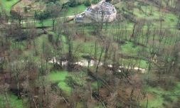 Vue aérienne du parc du château de Versaille, le 28 décembre 1999, deux jours après une violente tempête