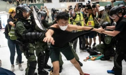 Affrontements entre policiers et manifestants dans un centre commercial de Hong Kong, le 14 juillet 2019